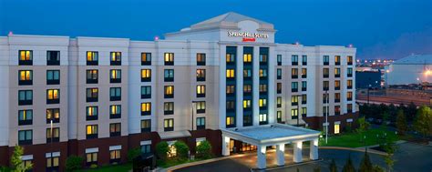 newark international airport hotel